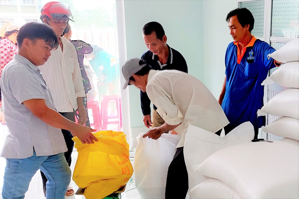 Khẩn trương cấp phát gạo để người dân ăn Tết - 1 Khẩn trương cấp phát gạo để người dân ăn Tết - 1