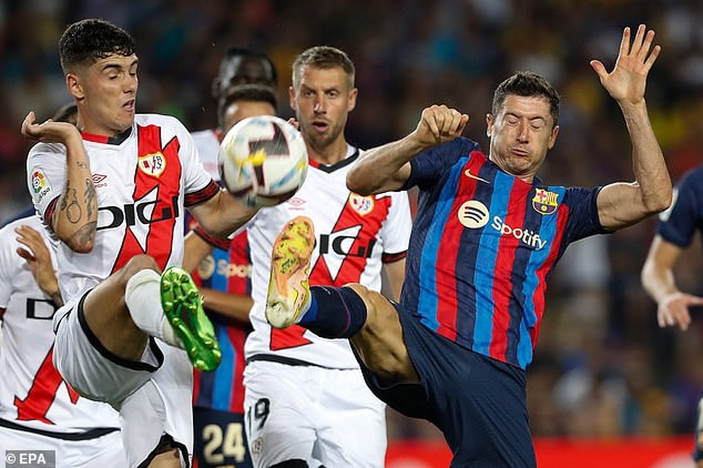 Busquets bị đuổi, Barcelona khởi đầu La Liga thất vọng - 2 Busquets bị đuổi, Barcelona khởi đầu La Liga thất vọng - 2