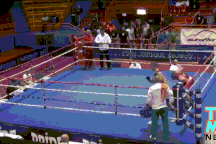 Bị xử thua, võ sĩ quyền anh lao vào đấm đá trọng tài túi bụi