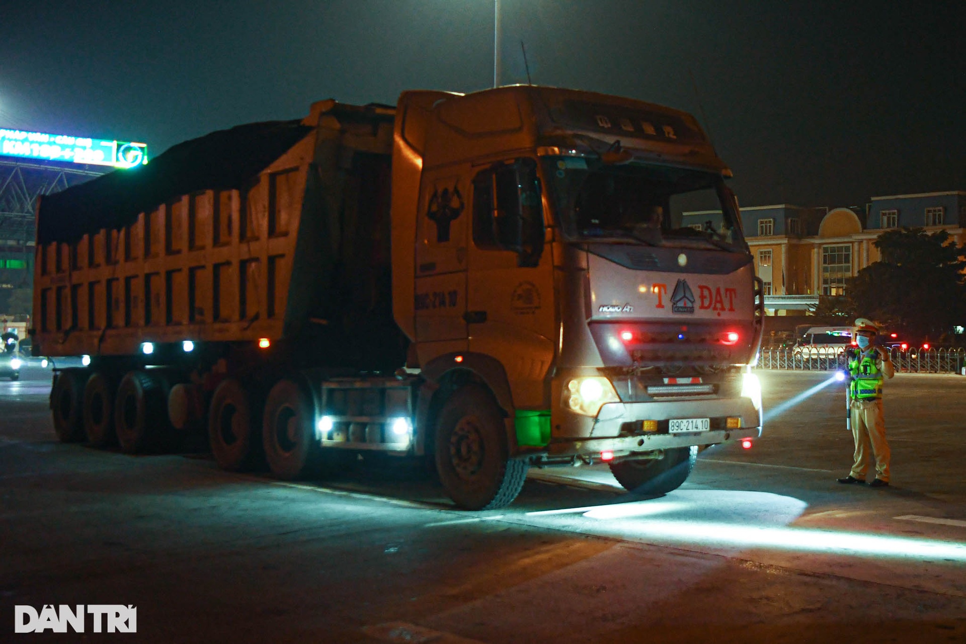 Xe siêu trường quá tải trọng tăng ga không hợp tác, uy hiếp CSGT ở Hà Nội - 5 Xe siêu trường quá tải trọng tăng ga không hợp tác, uy hiếp CSGT ở Hà Nội - 5