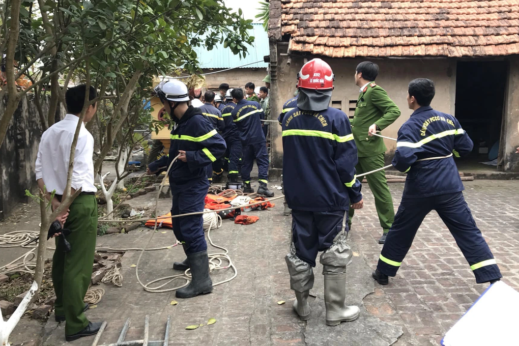 Giải cứu người đàn ông rơi xuống giếng sâu 25m ở Hà Nội - 1 Giải cứu người đàn ông rơi xuống giếng sâu 25m ở Hà Nội - 1