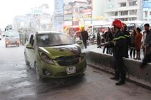 Hà Nội: Ô tô bốc cháy dưới gầm cầu vượt Ngã Tư Sở