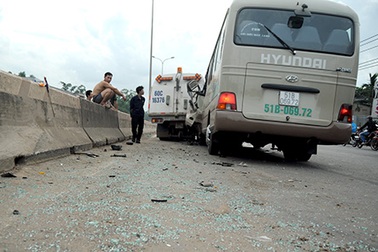 Xe khách tông xe hút bụi, hàng chục hành khách hoảng loạn