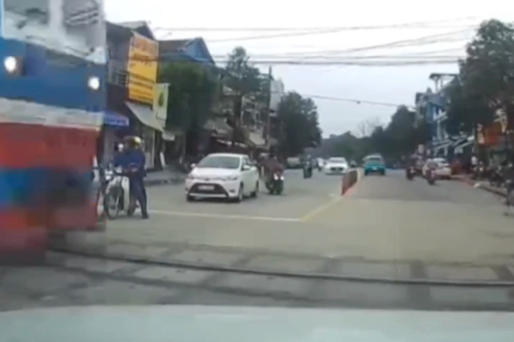 Nhân viên kéo gác chắn chậm, đoàn tàu lao vút qua đầu ô tô, xe máy - 1 Nhân viên kéo gác chắn chậm, đoàn tàu lao vút qua đầu ô tô, xe máy - 1