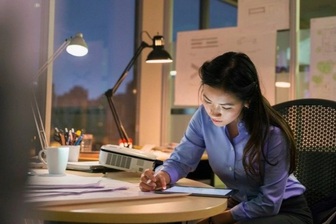 Xem xét "quyền được ngắt kết nối" của nhân viên sau giờ làm việc