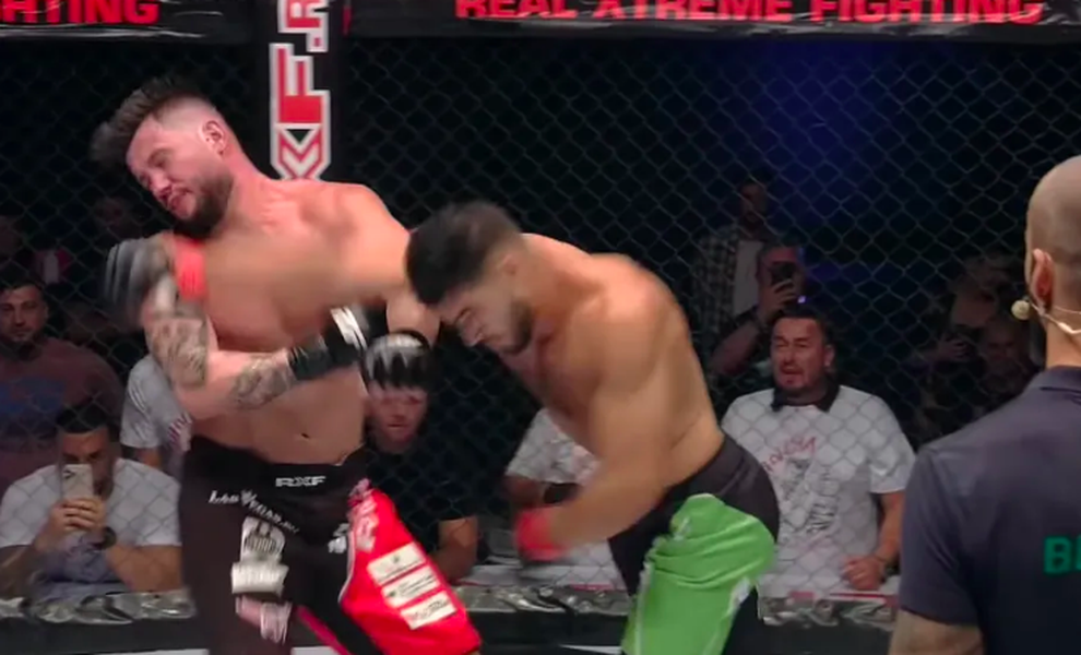 Võ sĩ tung cú đấm như búa bổ hạ knock-out đối thủ - 2 Võ sĩ tung cú đấm như búa bổ hạ knock-out đối thủ - 2