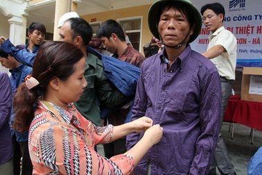 Tổng công ty may 10 ủng hộ 1000 chiếc áo giúp người dân vùng lũ