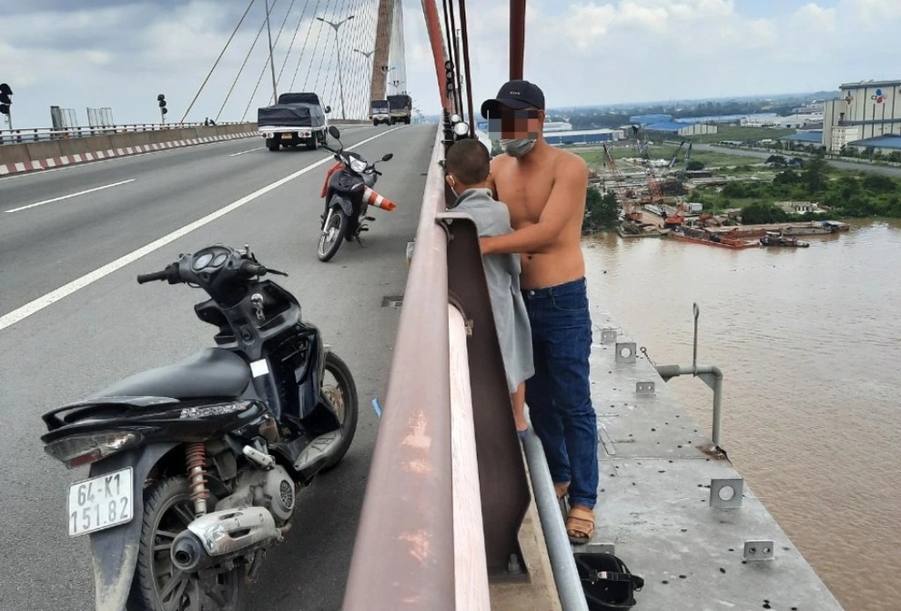 Sau ly hôn, người đàn ông định ôm con nhảy cầu Cần Thơ tự vẫn - 1 Sau ly hôn, người đàn ông định ôm con nhảy cầu Cần Thơ tự vẫn - 1