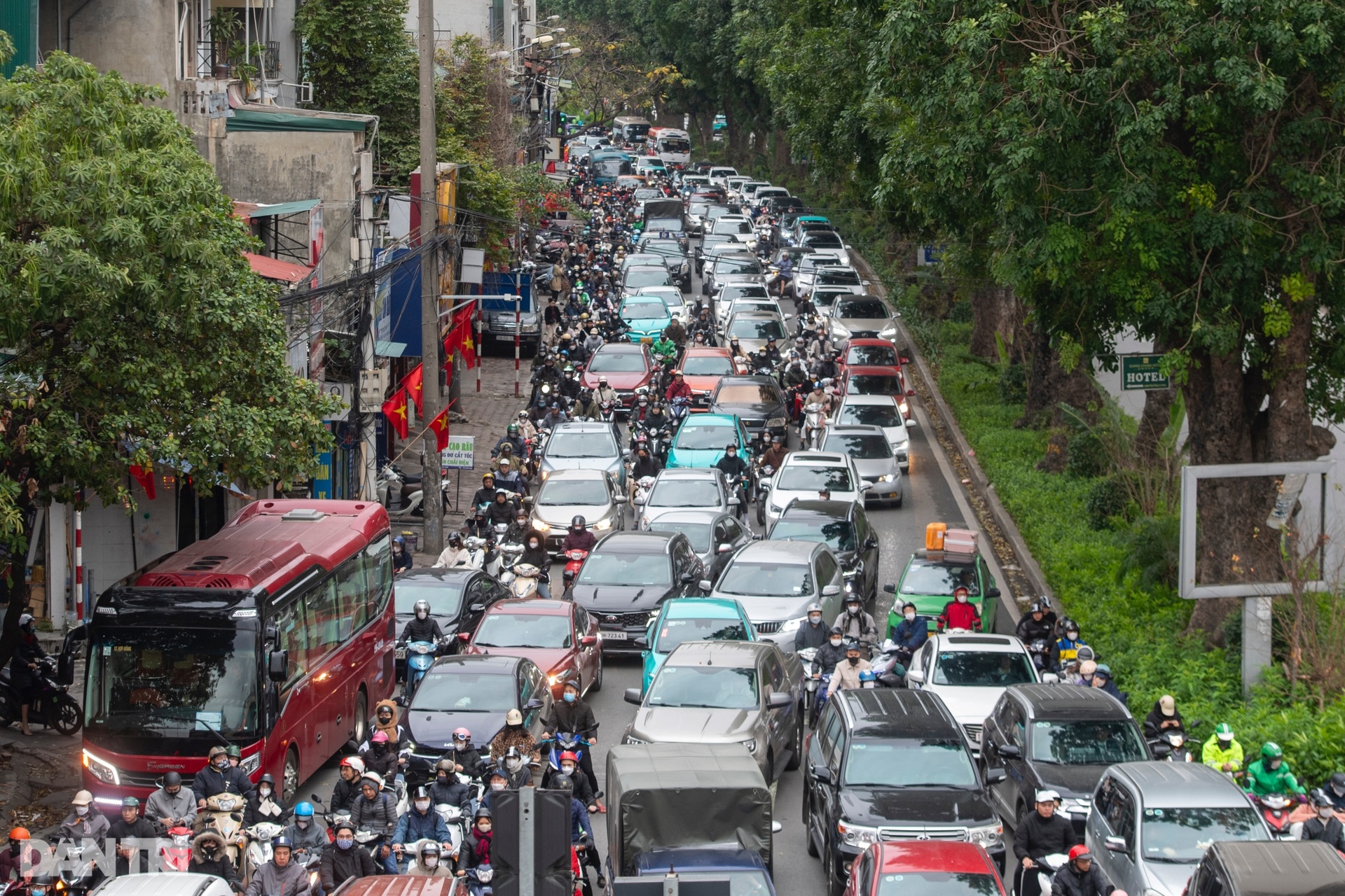 Đường phố Hà Nội đông đúc trong ngày đầu làm việc sau nghỉ Tết - 5