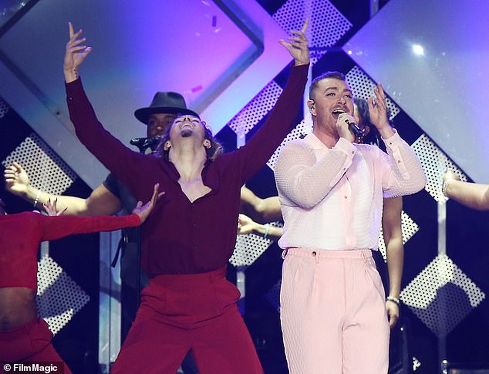 Sam Smith điệu đà diện cây đồ hồng lên sân khấu - 4 Sam Smith điệu đà diện cây đồ hồng lên sân khấu - 4