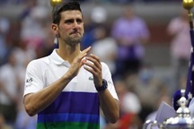 Djokovic khóc nức nở khi lỡ cơ hội đi vào lịch sử
