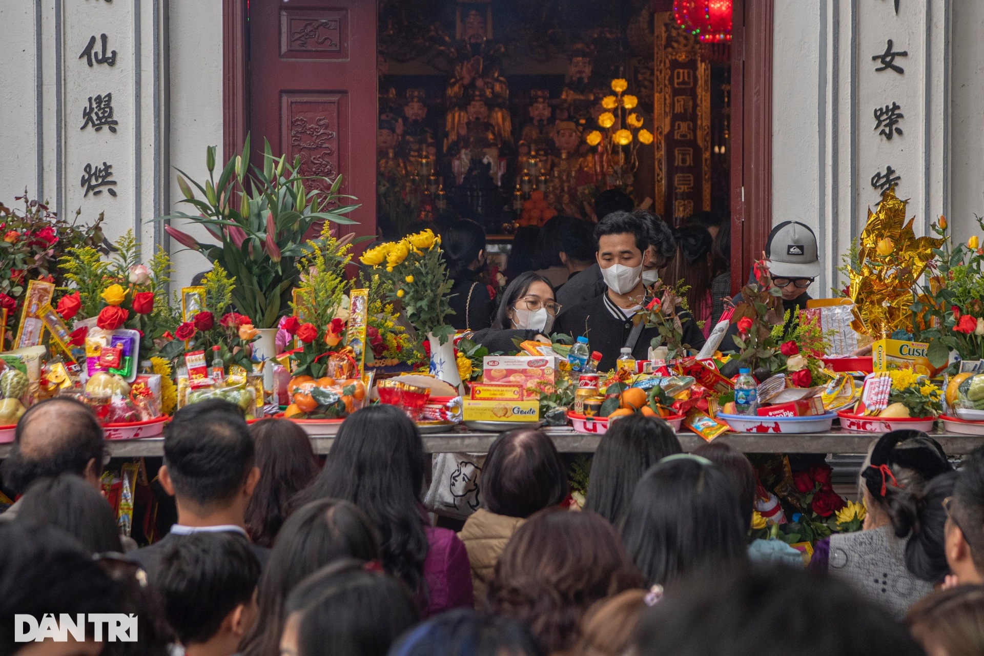 Phủ Tây Hồ đông kín người dâng lễ, du khách chen chân tìm lối đi - 6 Phủ Tây Hồ đông kín người dâng lễ, du khách chen chân tìm lối đi - 6