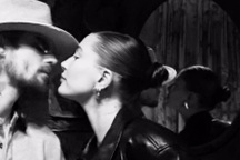 Hình ảnh trở lại ca hát, khóa môi vợ của Justin Bieber hút triệu lượt thích