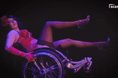 Xem vũ công khuyết tật thực hiện vũ điệu gợi cảm