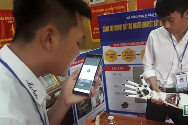 Cánh tay robot điều khiển bằng giọng nói của học sinh cấp 3