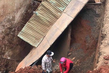 Sập cầu tạm, người phụ nữ và xe máy rơi xuống hố sâu