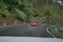 Xe BMW chạy lấn làn vượt ẩu ở khúc cua trên đường đèo, lao vào xe máy