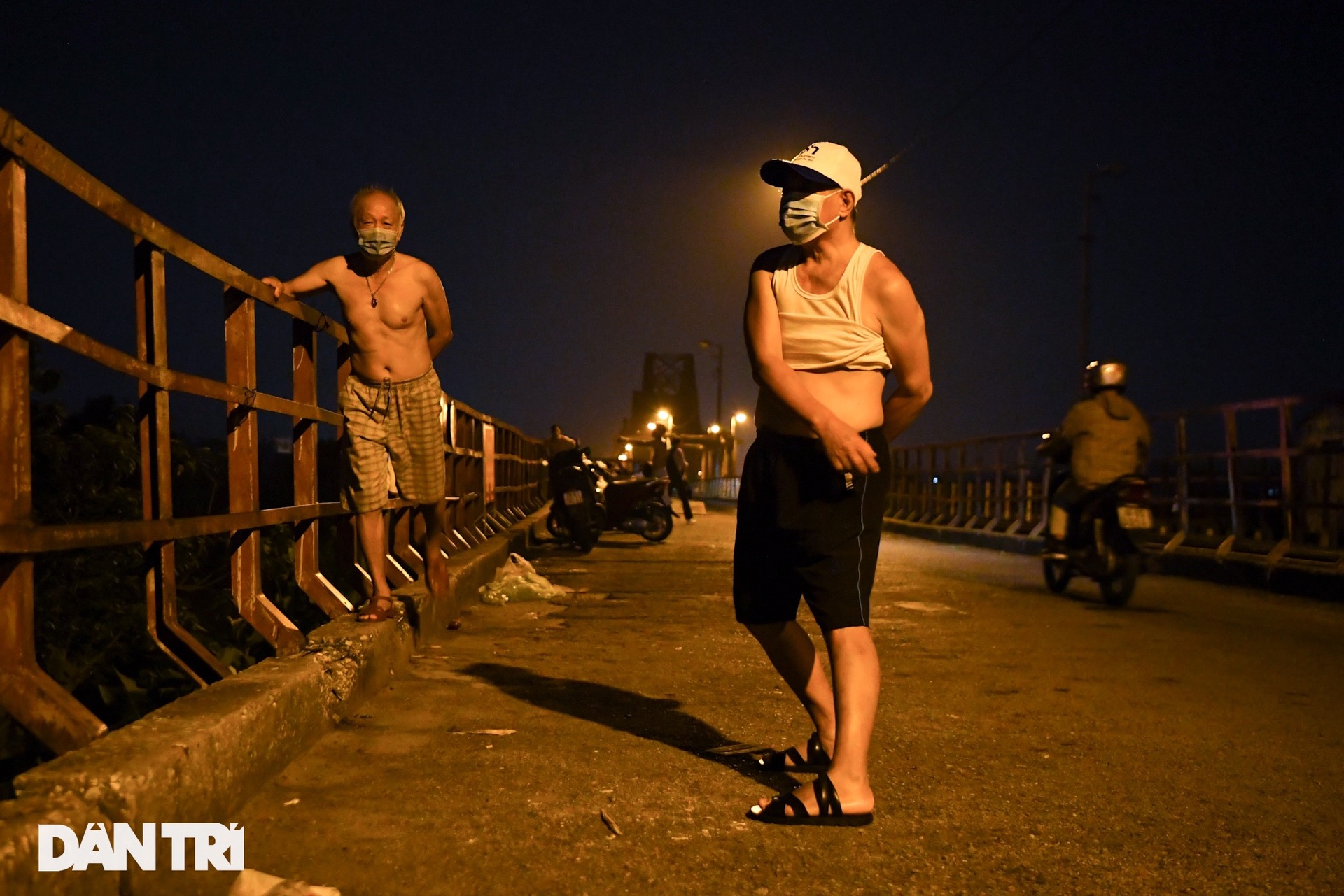 Sau nới lỏng, người dân Hà Nội đổ ra đường tập thể dục từ tờ mờ sáng - 2 Sau nới lỏng, người dân Hà Nội đổ ra đường tập thể dục từ tờ mờ sáng - 2