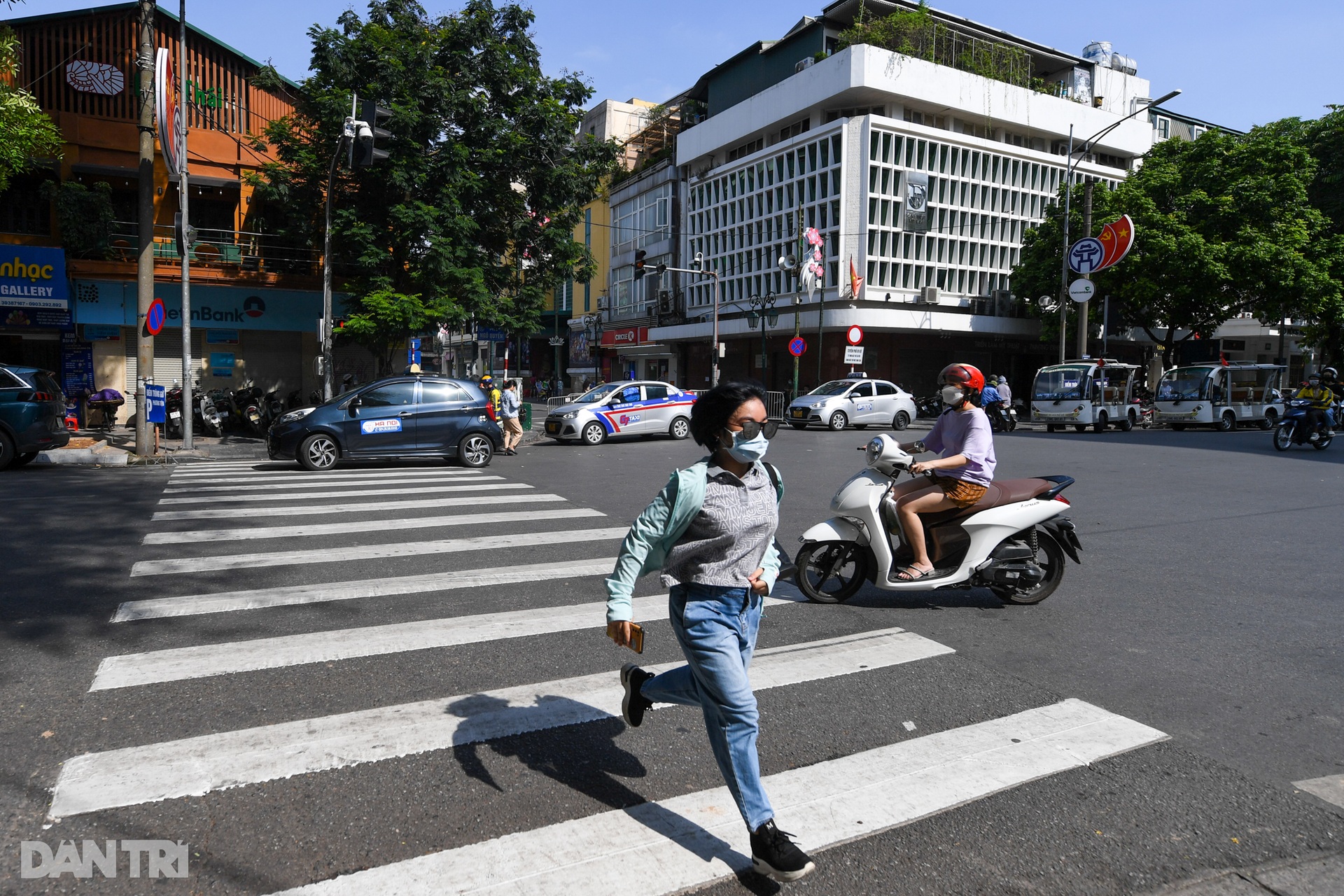 Người đi bộ bị cướp làn ưu tiên, văn hóa nhường đường của lái xe ở đâu? - 12