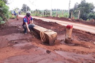 Gia Lai: Người dân khốn đốn vì đường giao thông bị đất lấp dày cả gang tay