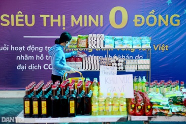 "Siêu thị 0 đồng" mọc lên giữa xóm nghèo Sài Gòn, dân phấn khởi đi mua sắm