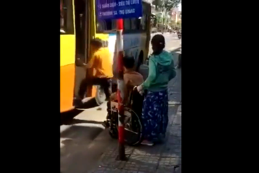 Đình chỉ tài xế và phụ xe buýt từ chối chở người khuyết tật