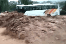 Nghẹt thở cảnh máy ủi cứu hàng chục người mắc kẹt trong lũ dữ ở Trung Quốc