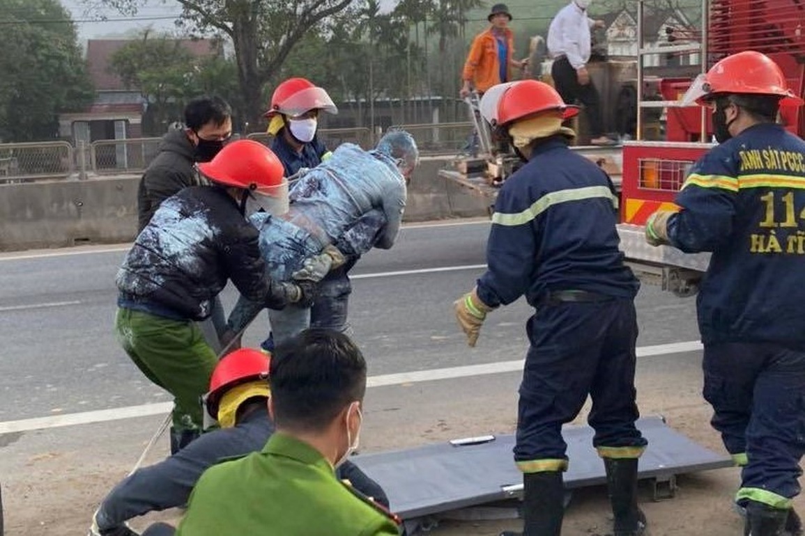 Giải cứu tài xế mắc kẹt trong cabin xe tải bẹp dúm dưới mương nước - 2 Giải cứu tài xế mắc kẹt trong cabin xe tải bẹp dúm dưới mương nước - 2