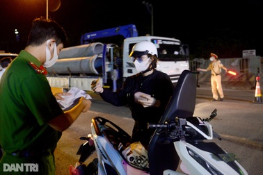 Kích hoạt chốt chặn cửa ngõ, kiểm soát chặt người ra vào TPHCM