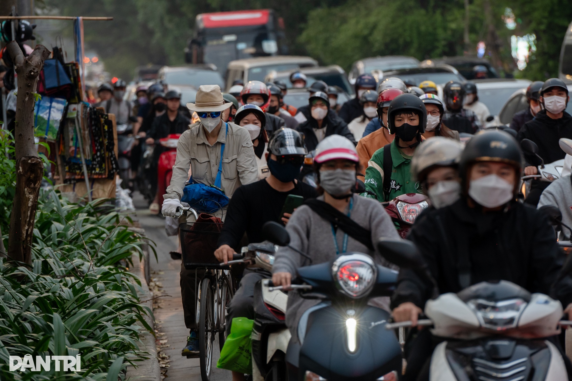 Đường vào làn dành riêng xe đạp bị chặn kín, nhiều bất cập cho người dân - 6 Đường vào làn dành riêng xe đạp bị chặn kín, nhiều bất cập cho người dân - 6