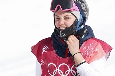 Nữ vận động viên xinh đẹp “khoe” gương mặt bầm dập tại Olympic mùa Đông