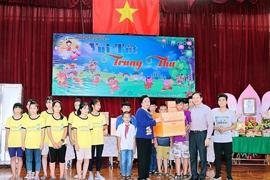 Phu nhân Chủ tịch nước và Tết Trung thu yêu thương bên trẻ thiệt thòi