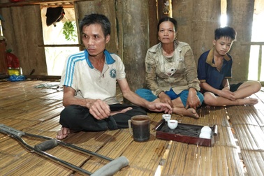 Thương cảnh người phụ nữ nghèo mòn mỏi "gánh" chồng, con trên đôi vai gầy