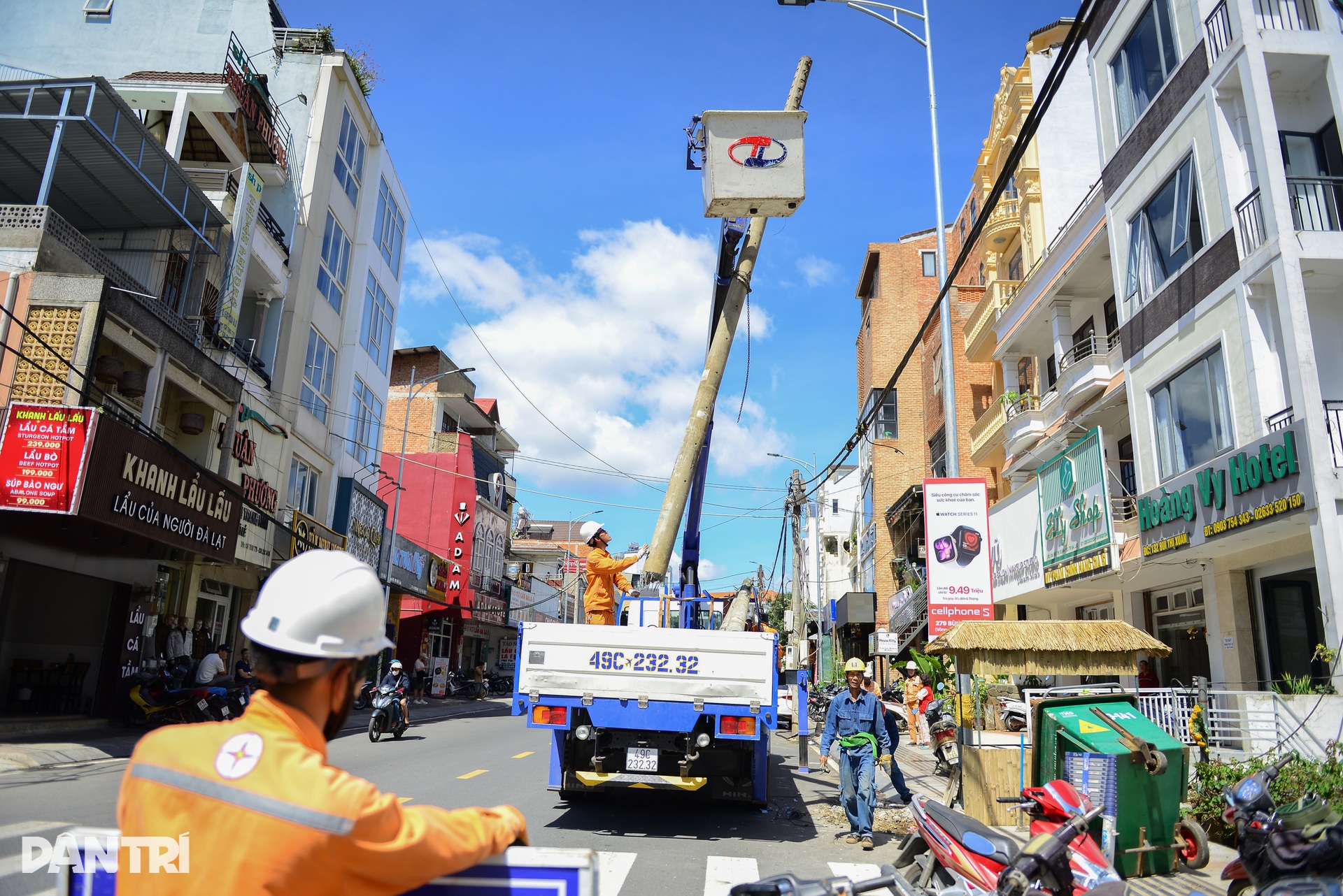 Nhổ loạt trụ điện bị bỏ quên ở tuyến đường đẹp bậc nhất trung tâm Đà Lạt - 1 Nhổ loạt trụ điện bị bỏ quên ở tuyến đường đẹp bậc nhất trung tâm Đà Lạt - 1