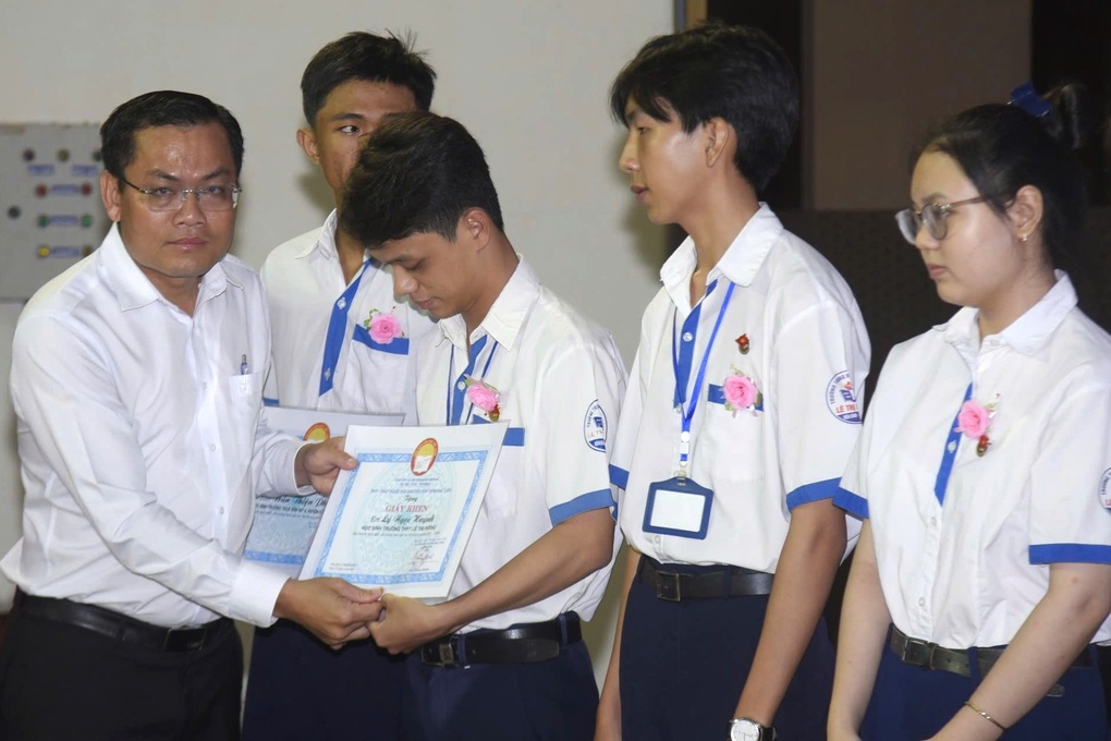 Dấu ấn 10 năm Quỹ khuyến học mang tên cố Thủ tướng Võ Văn Kiệt - 2 Dấu ấn 10 năm Quỹ khuyến học mang tên cố Thủ tướng Võ Văn Kiệt - 2