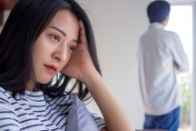 Nghe chồng nói chuyện với vợ cũ, tôi cay đắng biết lý do mình không có thai