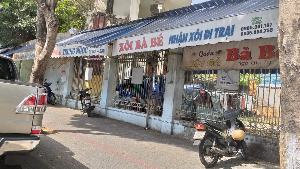 Đà Nẵng: Hết cách ly, nhiều hàng quán vẫn cửa đóng, then cài - 9 Đà Nẵng: Hết cách ly, nhiều hàng quán vẫn cửa đóng, then cài - 9