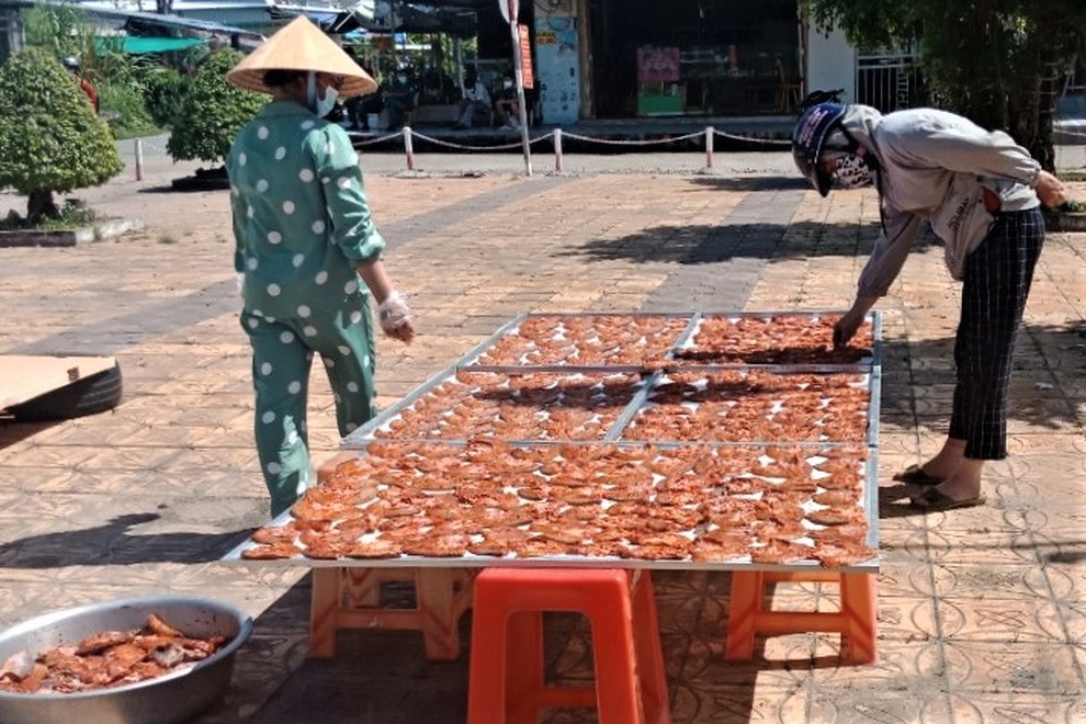 Bơi xuồng giăng lưới cá, xẻ từng con phơi khô gửi đồng hương ở vùng dịch - 8 Bơi xuồng giăng lưới cá, xẻ từng con phơi khô gửi đồng hương ở vùng dịch - 8