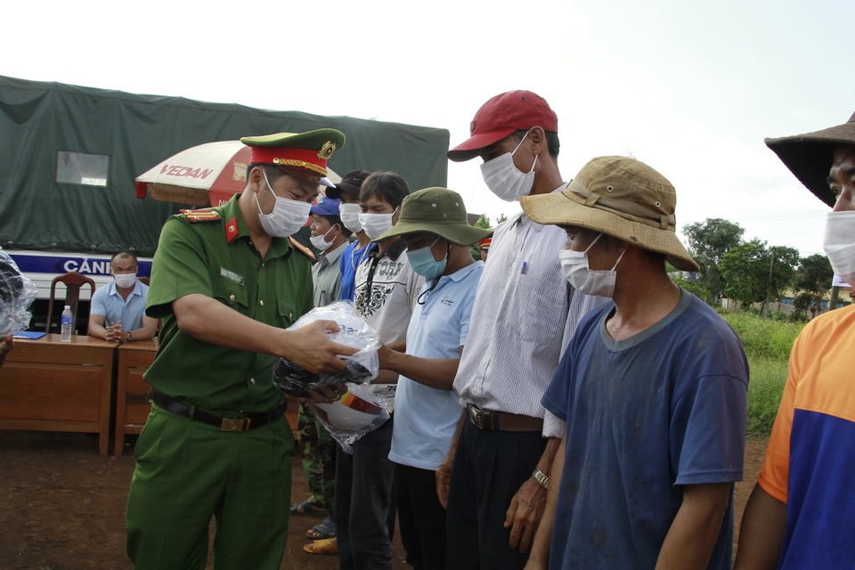 Hàng trăm người dân lái xe công nông đi gắn biển phản quang - 4 Hàng trăm người dân lái xe công nông đi gắn biển phản quang - 4