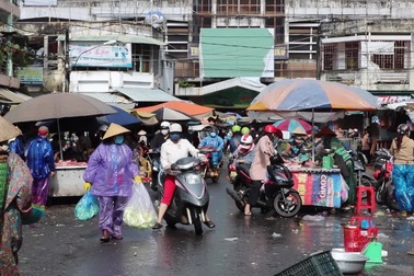Người dân TP Pleiku trong ngày đầu tiên thực hiện Chỉ thị 15