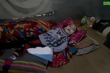 Đau nhói lòng cảnh cậu bé 15 năm nằm một chỗ.