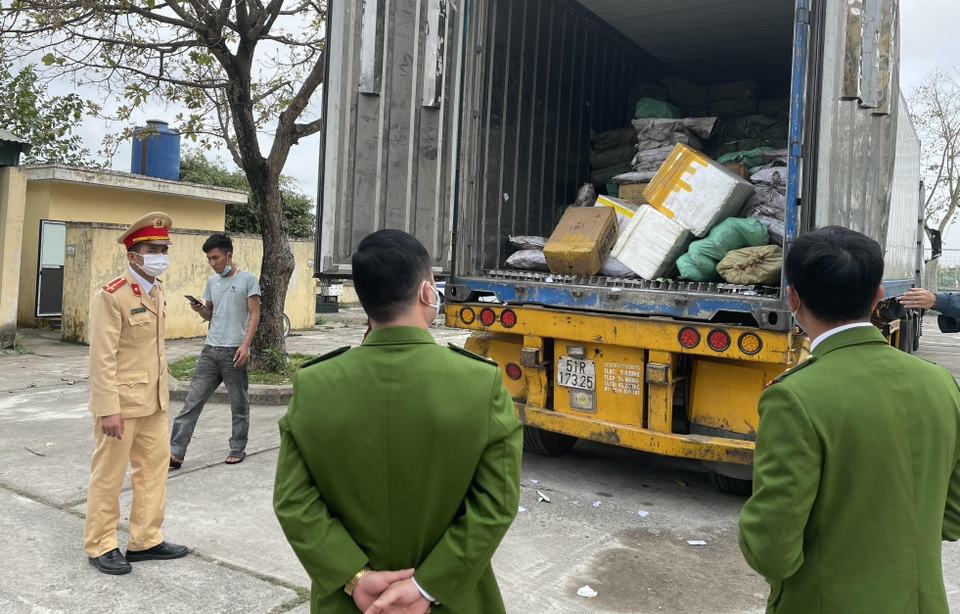 Gần 10 tấn thực phẩm bẩn suýt tuồn ra thị trường - 2 Gần 10 tấn thực phẩm bẩn suýt tuồn ra thị trường - 2
