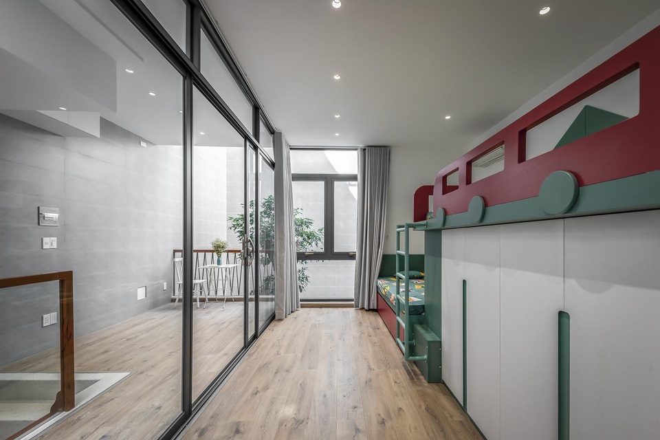 Nhà Sài Gòn có mặt tiền chống trộm, tối giản không gian vẫn đẹp bất ngờ - 9