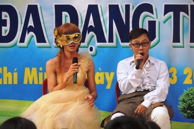 Học trò cười lặng với kịch diễn về “pê đê, chuyển giới”