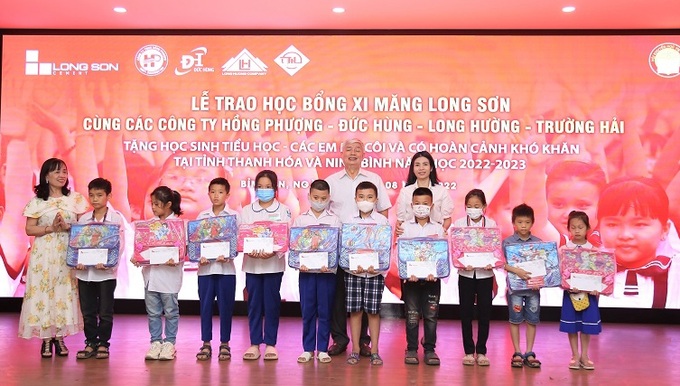 Đại diện lãnh đạo Công ty Xi măng Long Sơn và Hội khuyến học tỉnh Thanh Hoá trao học bổng cho học sinh thuộc tỉnh Thanh Hoá