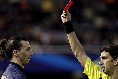 Hạ knock-out hai cầu thủ, Ibrahimovic lĩnh thẻ đỏ vô duyên