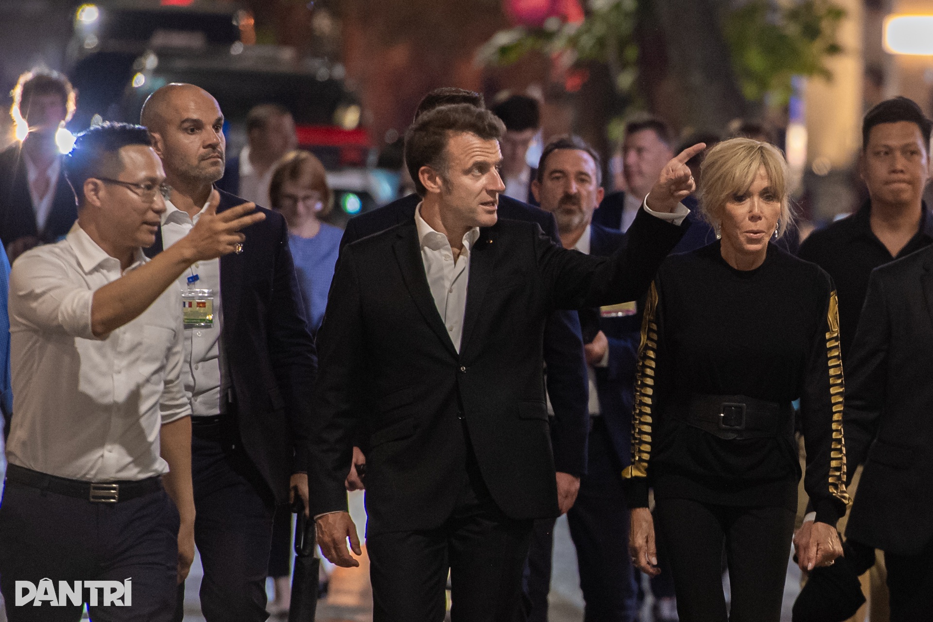 Tổng thống Pháp Emmanuel Macron dạo quanh hồ Hoàn Kiếm, bắt tay người dân - 2 Tổng thống Pháp Emmanuel Macron dạo quanh hồ Hoàn Kiếm, bắt tay người dân - 2