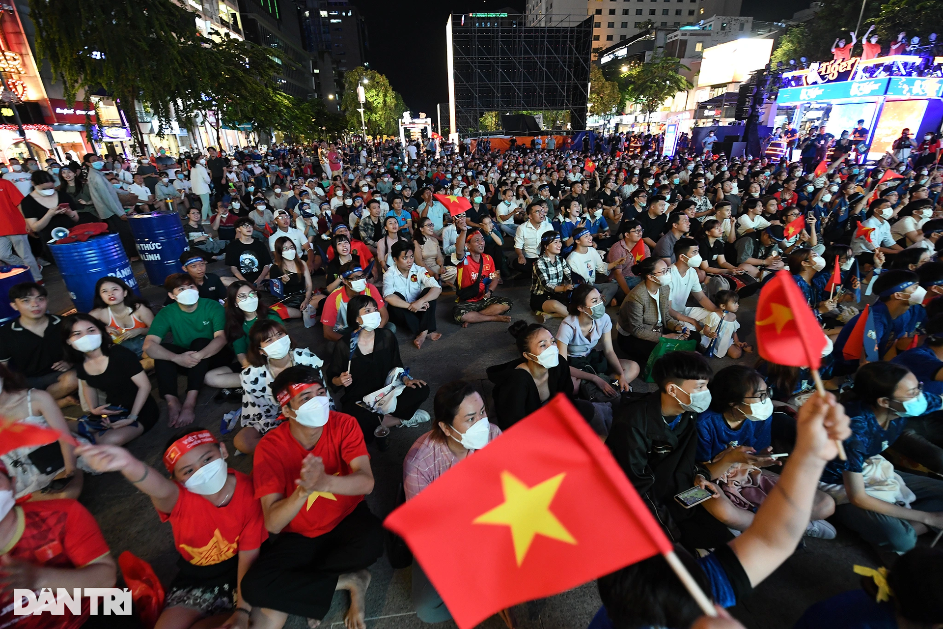 Hàng nghìn cổ động viên TPHCM đội mưa ăn mừng chiến thắng của U23 Việt Nam - 15