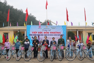 Trao 170 xe đạp tiếp sức cho học sinh vùng bãi ngang đến trường