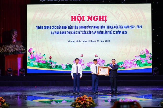 Đ/c Đặng Xuân Phương, Phó Bí thư Tỉnh ủy Quảng Ninh thừa ủy quyền, trao Huân chương Lao động hạng Nhất cho Viện Khoa học Công nghệ mỏ - Vinacomin